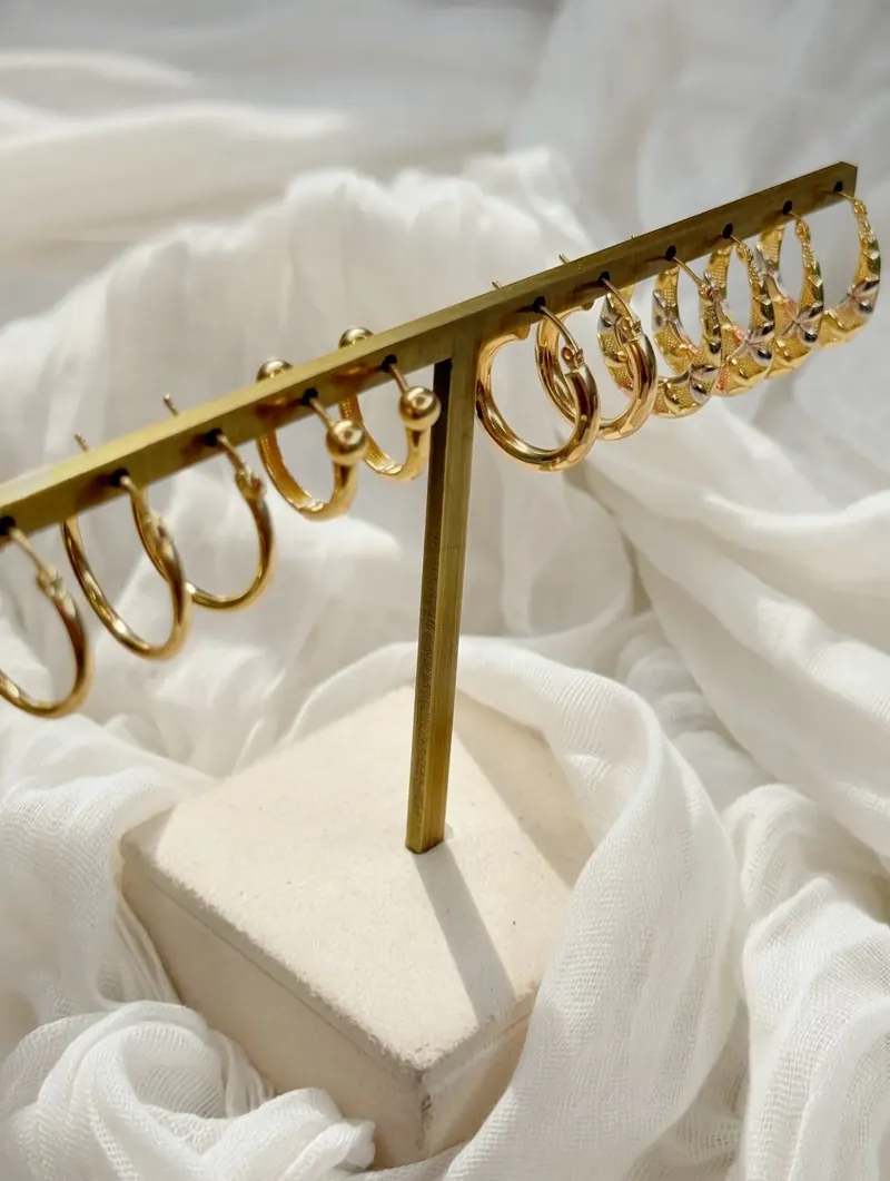 Gold jewelry showcase at Yisel Jewelry